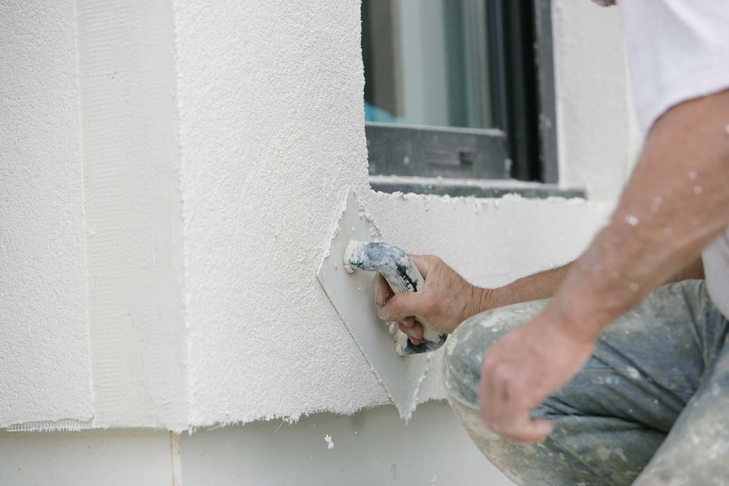 Faire un enduit tyrolien sur la façade